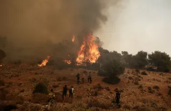 «Δεν είχα δει ποτέ τέτοιο άνεμο»: Οι εμπειρίες Ελλήνων και Γάλλων πυροσβεστών από τα πύρινα μέτωπα