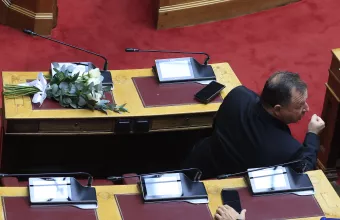 λουλούδια στο έδρανο Βεσυρόπουλου