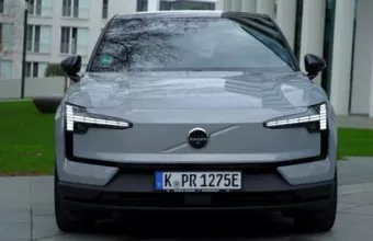 Εμπρόσθια όψη ηλεκτρικού Volvo αυτοκινήτου