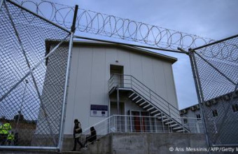 Προσφυγικό κέντρο στην Ελλάδα υπό αυστηρή φύλαξη Κέντρο προσφύγων με συρματοπλέγματα