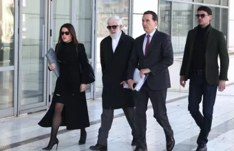 Πέτρος Φιλιππίδης έξω από δικαστήριο
