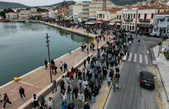 Πλήθος στη Λέσβο λιμάνι