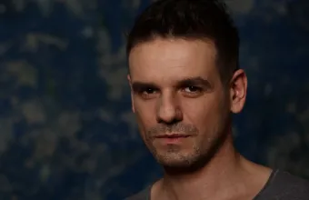 «Λατρεύω να κάνω το κοινό να αμφιβάλλει», λέει ο Πολωνός σκηνοθέτης Λούκας Τβαρκόφσκι