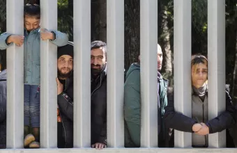 Μετανάστες πίσω από φράχτη στα πολωνικά σύνορα Μετανάστες στα σύνορα