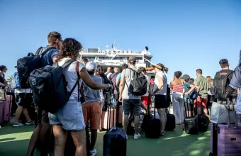 Μαζική έξοδος των αδειούχων Aυγούστου – Πάνω από 61.000 επιβάτες αναχώρησαν από τα λιμάνια της Αττικής