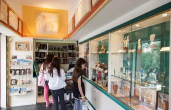 Εσωτερικό πολιτηρίου Ακρόπολης με επισκέπτες Ακρόπολη