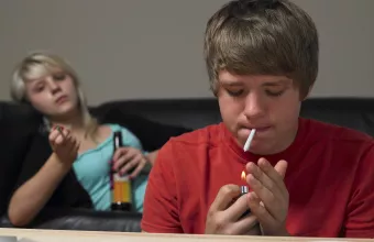 Έφηβοι κάνουν ναρκωτικά και πίνουν αλκοόλ