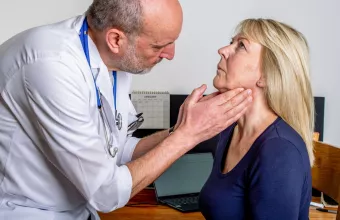 εξέταση γιατρού ασθενής με καρκίνο