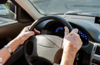 Οδηγός - ηλικιωμένος