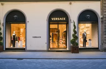 Versace: Ανακοινώνει την αποχώρηση του καλλιτεχνικού διευθυντή Ντάριο Βιτάλε