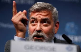 Ο Τζορτζ Κλούνεϊ «τα χώνει» στους Τραμπ: Ανήκουν στο σκουπιδοτενεκέ της ιστορίας