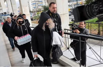 Χτύπησαν στη ΓΑΔΑ τη Ρούλα Πισπιρίγκου, καταγγέλλει η αδερφή της - Το διαψεύδει η ίδια, ερευνάται η καταγγελία