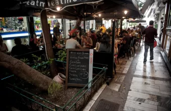 Η κυβέρνηση εξετάζει το ενδεχόμενο να ανοίξει εστίαση- καφέ στις 25 Μαίου