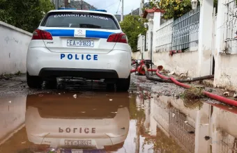Κακοκαιρία- εξπρές: Πλημμυρισμένοι δρόμοι και πυκνό χαλάζι σε Αττική και Θήβα