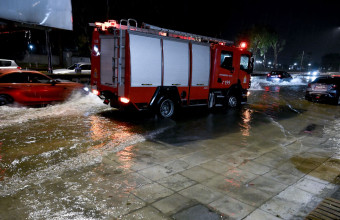 Κακοκαιρία στην Αθήνα: Πλημμύρισαν δρόμοι στα νότια προάστια