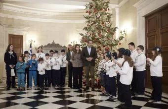 Χριστουγεννιάτικα κάλαντα από διάφορες περιοχές της Ελλάδας άκουσε ο Μητσοτάκης 