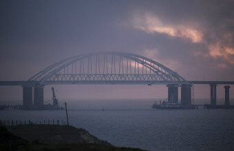 Ουκρανικό drone έπληξε Ρωσικό δεξαμενόπλοιο στη γέφυρα Κριμαίας 