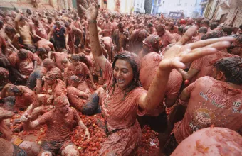 Ισπανία - La Tomatina: Πάνω από 22.000 άτομα και 120.000 κιλά ντομάτες - Δείτε βίντεο