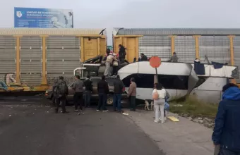 Τρένο παρέσυρε διώροφο λεωφορείο στο Μεξικό