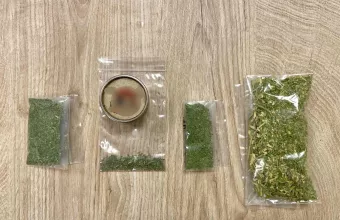 Σακουλάκια κάνναβης σε τραπέζι