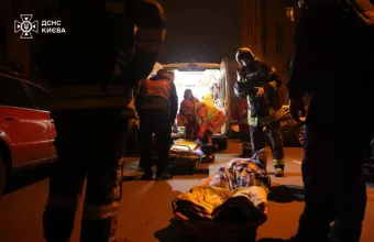 Διασώστες στο Κίεβο βράδυ