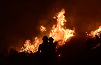 Δύο συλλήψεις για τη φωτιά σε Αττικοβοιωτία: Σπινθήρες από δίκτυο ανεμογεννητριών «δείχνει» η έρευνα