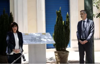 Οι πολιτικοί τιμούν τα θύματα της Marfin  