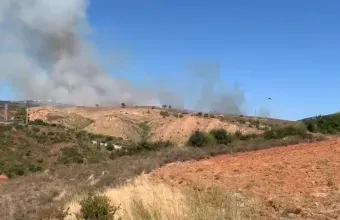 Πυρκαγιά σε χαμηλή βλάστηση στην Δροσοπηγή Αττικής - «112» για ετοιμότητα, επιχειρούν πέντε εναέρια (Βίντεο)