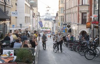 Ούτε μάσκες: Όλοι αυστηροποιούν τα μέτρα για τον κορωνοϊό - Η Σουηδία τα χαλαρώνει