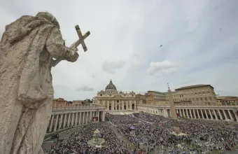 Πλατεία Αγίου Πέτρου πλήθος