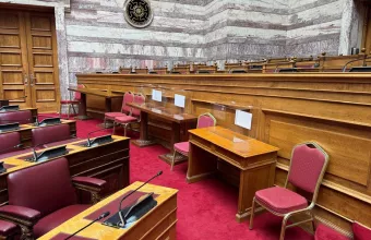 Εσωτερικό της Βουλής με άδεια έδρανα Άδεια αίθουσα Βουλής