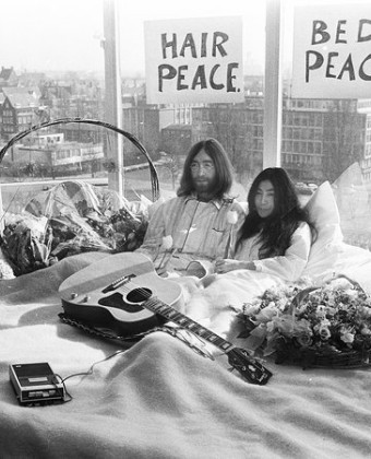 Σαν σήμερα 26/5: «κρεβάτωμα για την ειρήνη» του Τζον Λένον και της Γιόκο Όνο 