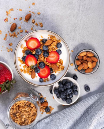 Energy bowl με γιαούρτι, σπιτική γκρανόλα και φρούτα