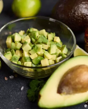 Πώς να κόψεις το αβοκάντο και τι να κάνεις για να μη μαυρίσει