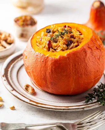 Ψητή κολοκύθα γεμιστή με ρύζι, κάσιους και αποξηραμένα φρούτα