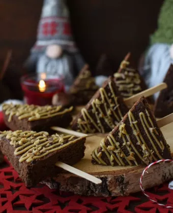 Brownies χριστουγεννιάτικα δεντράκια με κρυμμένα ρεβίθια