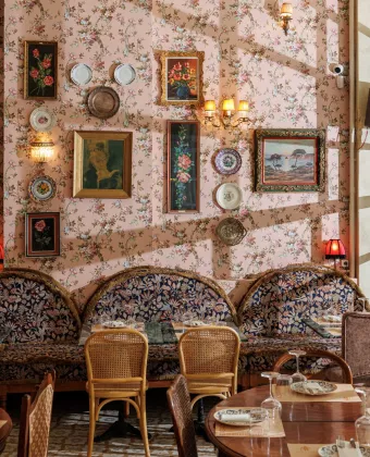 Γιαγιά Κούκου: Ρετρό ατμόσφαιρα που σε «αγκαλιάζει» και φαγητό σαν το σπιτικό