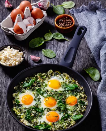 Χόρτα με αυγά στο τηγάνι