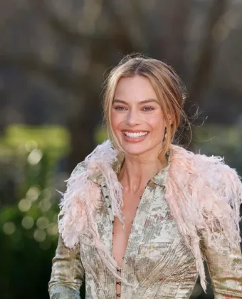 Μάργκοτ Ρόμπι: Nέα εμφάνιση με ρετρό σύνολό, εμπνευσμένο από τα 90s