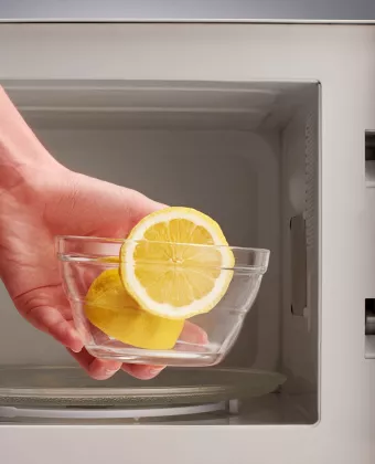 Πώς θα καθαρίσεις το φούρνο μικροκυμάτων με ένα λεμόνι