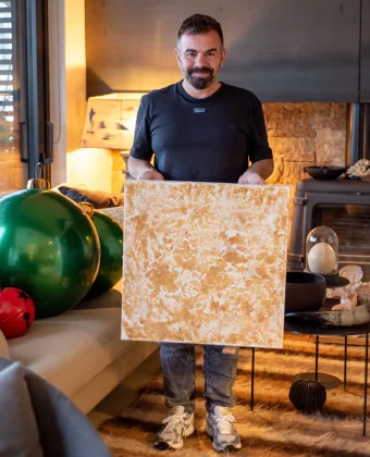 O Βασίλης Καλλίδης μάς κάνει τραπέζι στην κουζίνα του σπιτιού του!