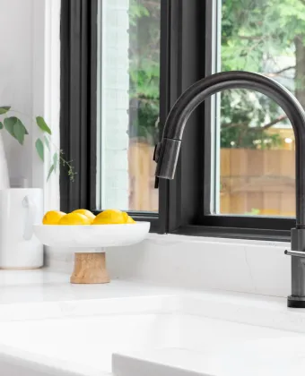 To απλό κόλπο με το λεμόνι για να γυαλίσει η βρύση της κουζίνας