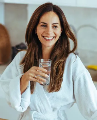 Γιατί πρέπει να πίνεις ένα ποτήρι νερό μόλις ξυπνάς το πρωί
