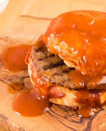 Islak hamburger: Το «υγρό» burger από την Κωσταντινούπολη που έγινε viral