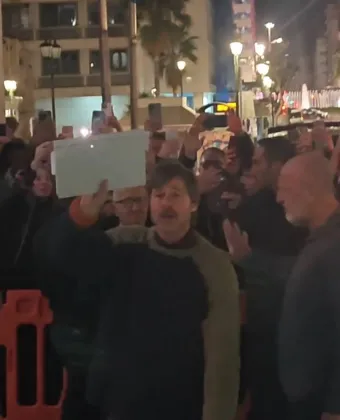 Μέγαρο του Δήμου Αθηναίων: Δεκάδες θαυμαστές περίμεναν για ώρες τον Μπραντ Πιτ