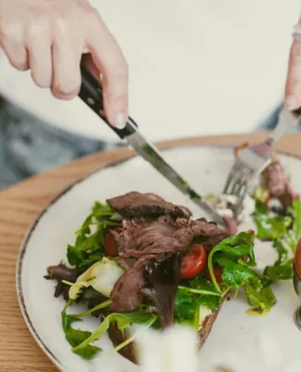 Θα μας τρελάνουν; Όσοι τρώνε περισσότερο κρέας ζούνε μέχρι τα 100, υποστηρίζει νέα μελέτη