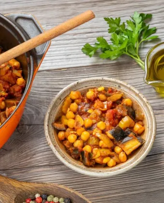 Τι να μαγειρέψω σήμερα Τρίτη; Ρεβίθια με μελιτζάνες στην κατσαρόλα - Το μενού της εβδομάδας (15-21/6)