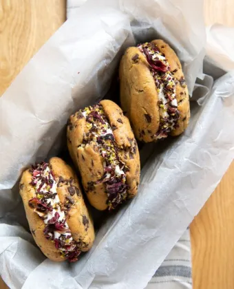 Παγωτό σάντουιτς με chocolate chip cookies