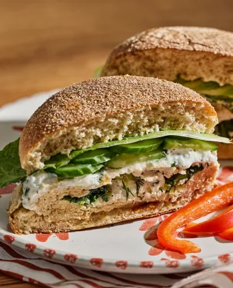 Burger με γεμιστό μπιφτέκι γαλοπούλας