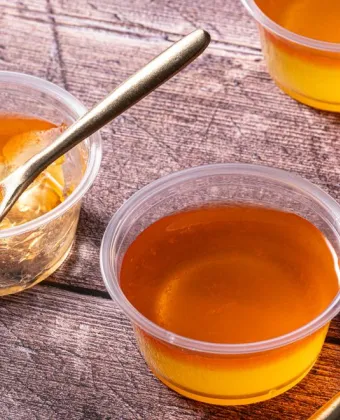 Από τα Jell-O shots στα cocktail jellies: Γιατί τα ζελέ με αλκοόλ κερδίζουν τις εντυπώσεις